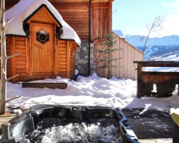 CHALET 18 PERSONNES PISCINE SAUNA ET JACUZZI VUE MONTAGNE ET PISTES