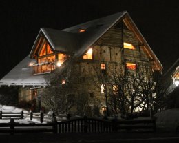 Chalet  XVIIIème, sauna, jacuzzi, cheminée.  situé dans un site majestueux face au massifs.