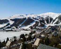Chalet l'Anorak, Spa Privatif, 10 personnes, Magnifique vue sur les monts du Cantal et le Massif du Sancy