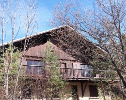 Sur un grand terrain, proche de la station Puy-Saint-Vincent