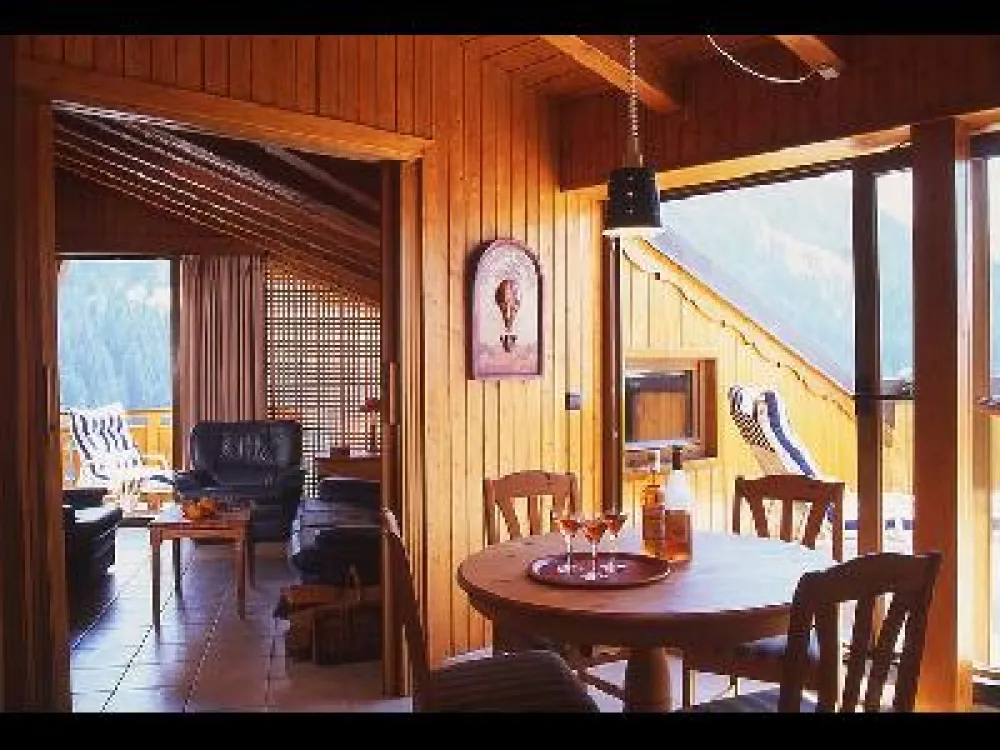 Salle à manger et solarium. Au fond salon avec alcôve 2 lits & balcon
