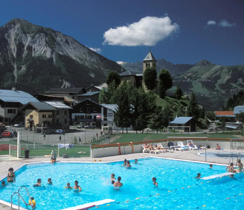 La piscine en été et l’église classée

