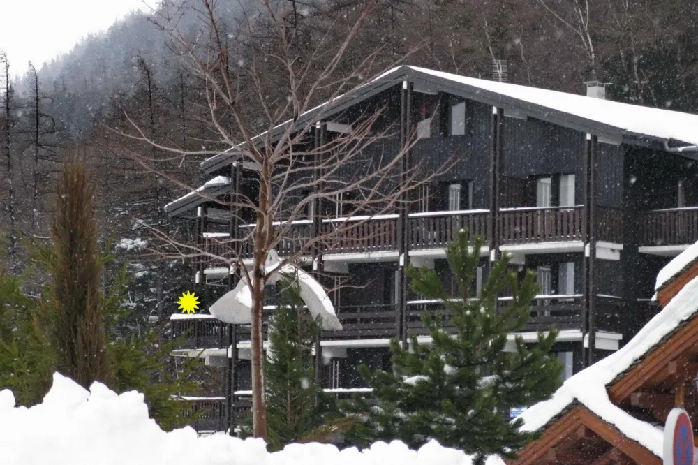 Le chalet en hiver. L'appartement est situé sur la  gauche (repère jaune)