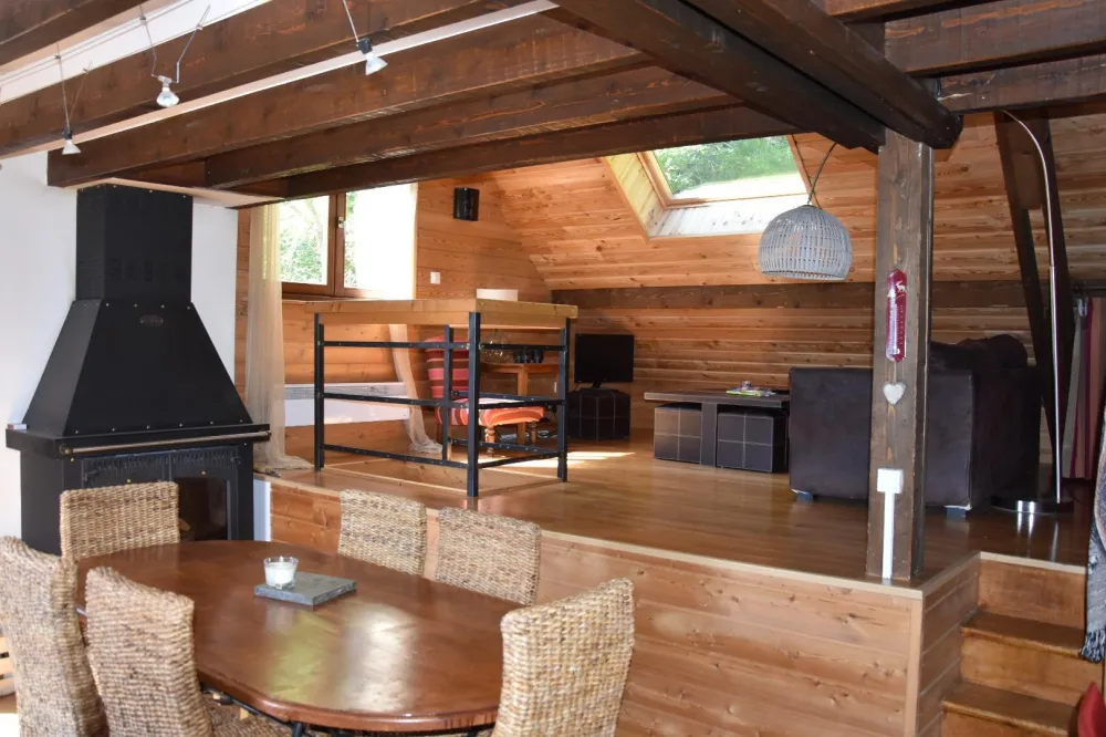 Le salon, en demi étage