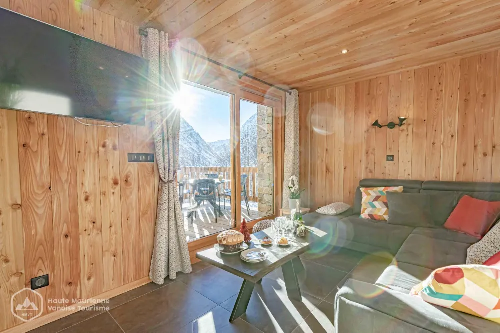Du fond du canapé ou de la terrasse, une vue imprenable sur la vallée, la nature et les montagnes environnantes !