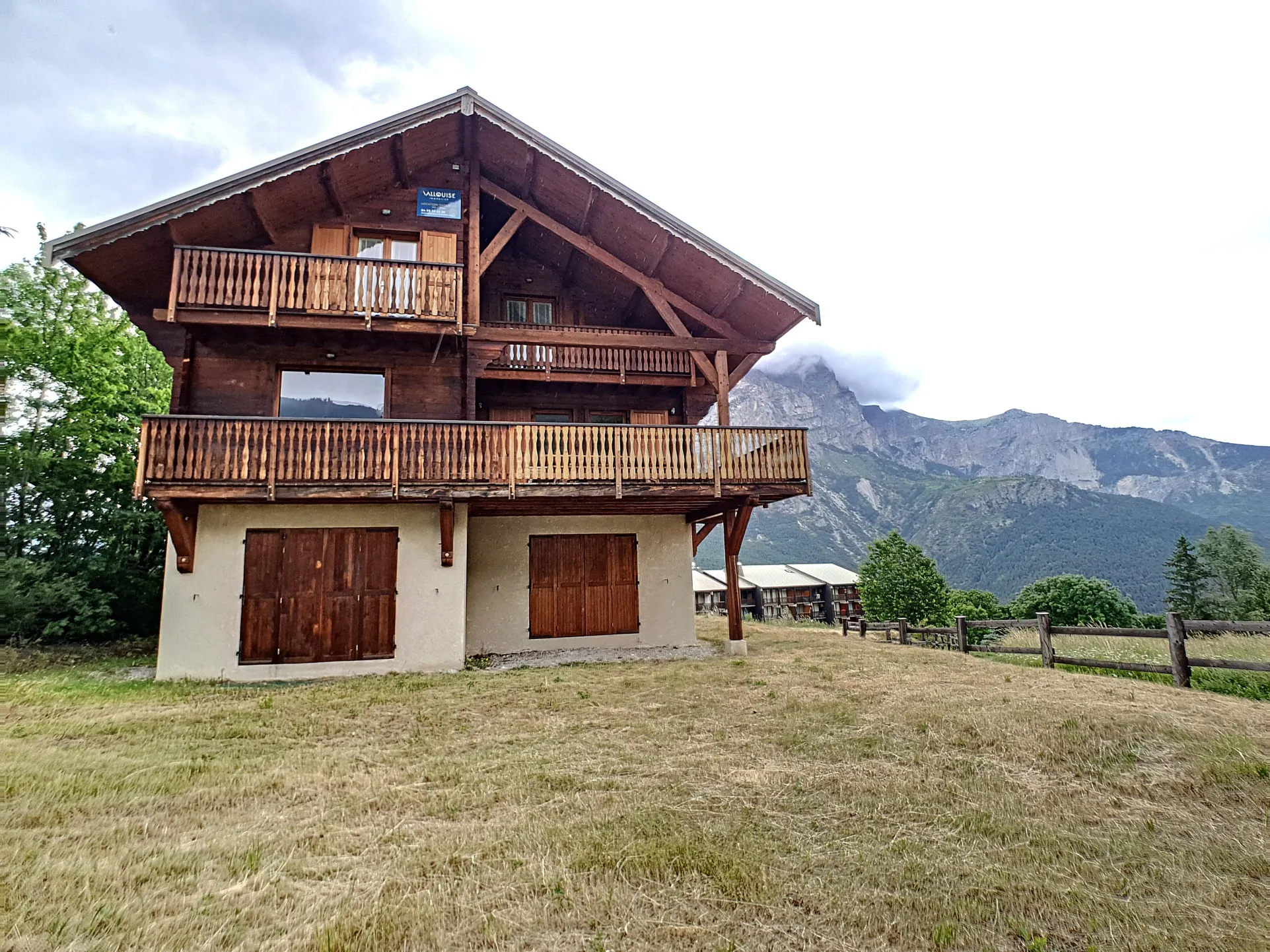 Chal schmoes - puy st vincent 1400. superbe chalet skis aux pieds (10 personnes)