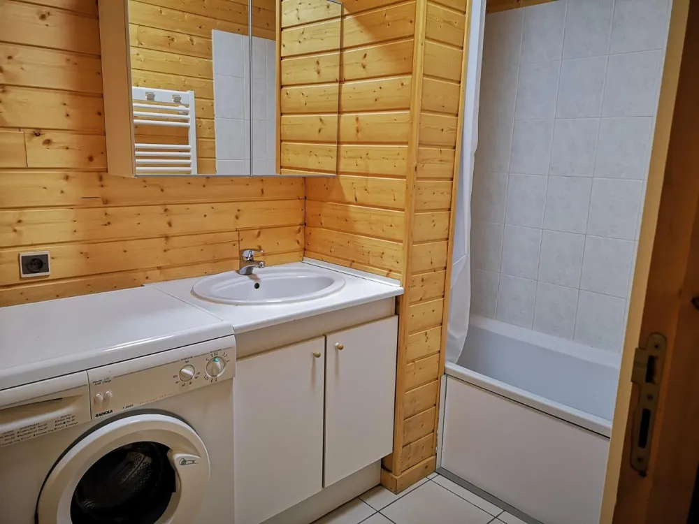 Salle de bain avec machine à laver le linge