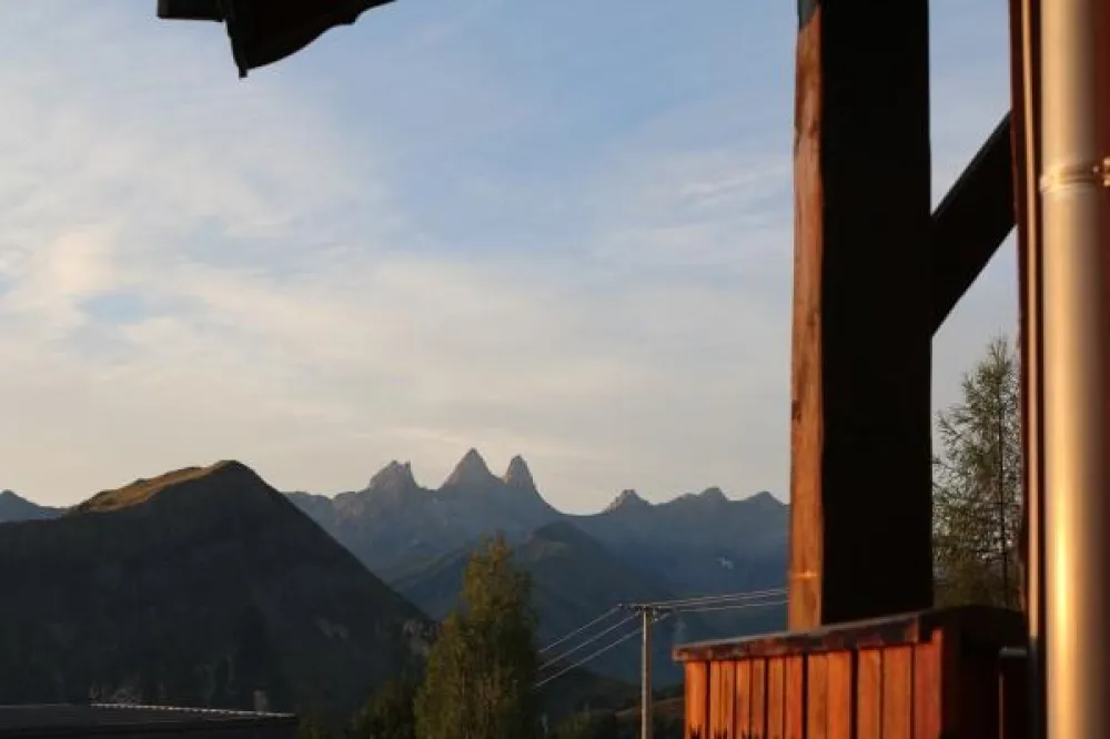 Aiguilles d'Arves vues du chalet l'été