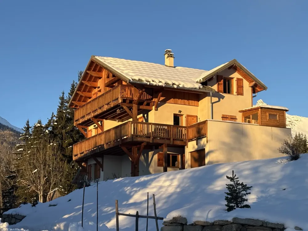Chalet Takayama dans le village de Monêtier les bains  à 5mn à pied de tous les commerces. 4 places de parking déneigées privées.