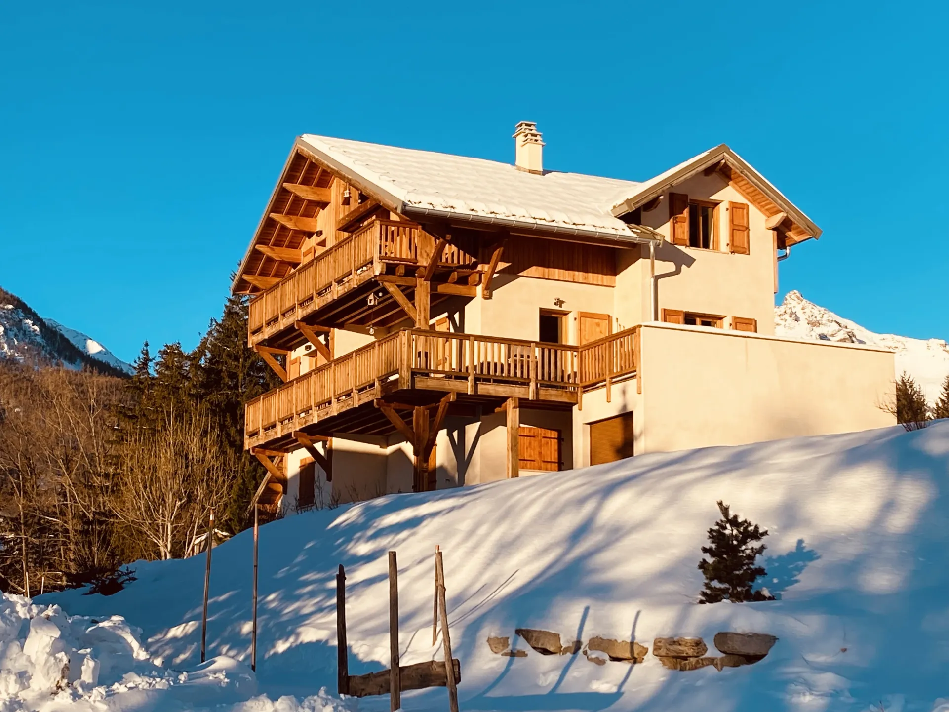 Chalet Takayama dans le village de Monêtier les bains  à 5mn à pied de tous les commerces. 4 places de parking déneigées privées.