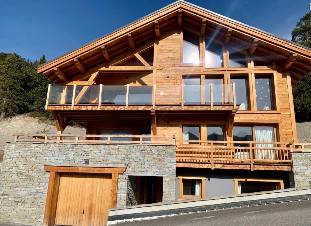 Neuf, contemporain avec spa, vue panoramique