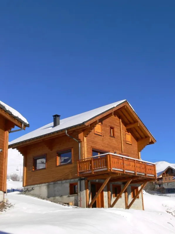 chalet avec une très grande terrasse se situant au calme près du télésiège du soleil. 
une promenade sans voiture vous permet d’accéder au centre en moins de 7 mn à pied.