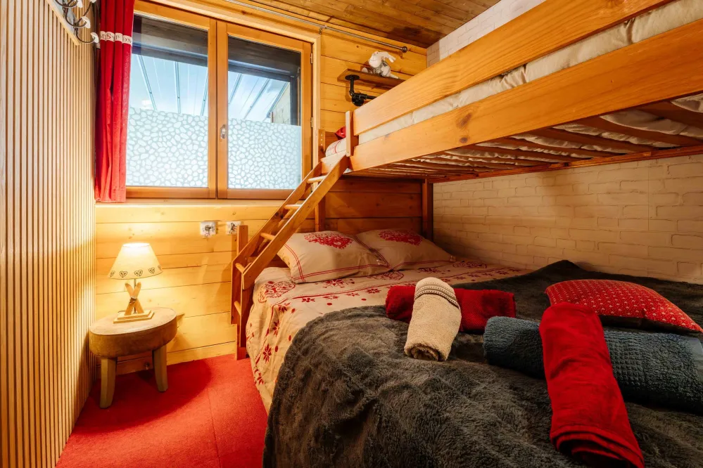 Chambre fermée avec 3 couchages et salle de bain privatif
