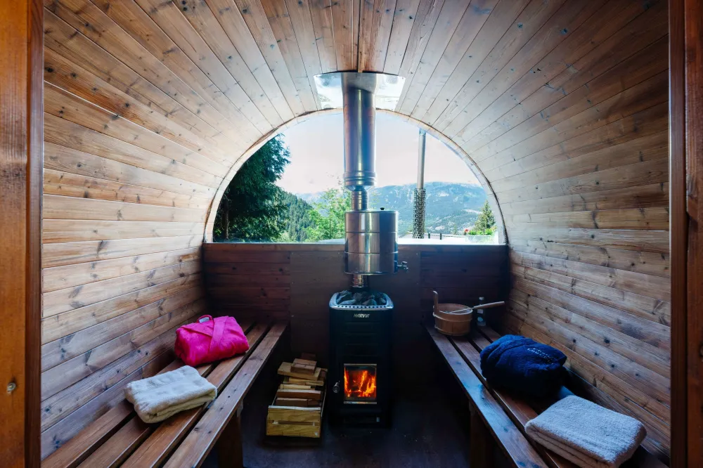 et son Sauna/Hammam tonneau extérieur chauffé avec poêle à bois sur demande