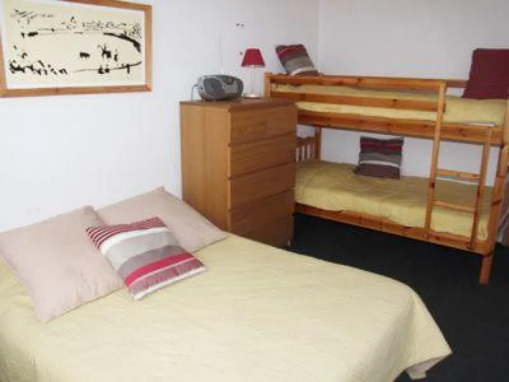Chambre 1
Lit double + lits superposés 