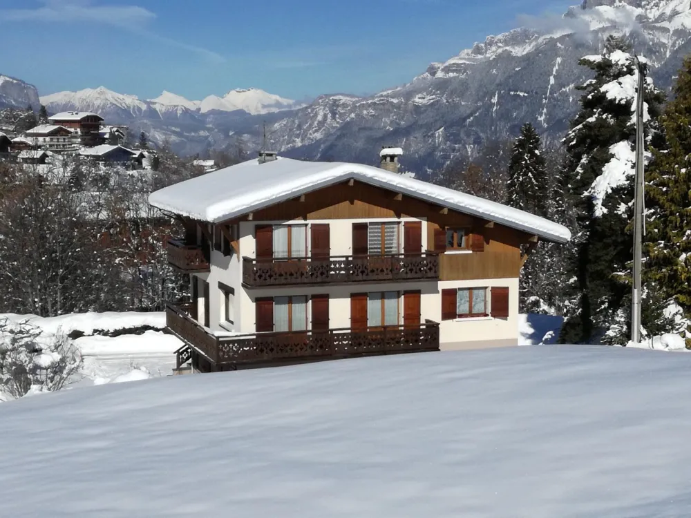 Appartement situé au 2ème étage du chalet avec balcon accessible depuis la chambre et le séjour