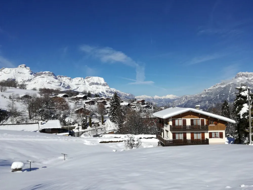En arrière plan, vue de la chaine des Aravis
