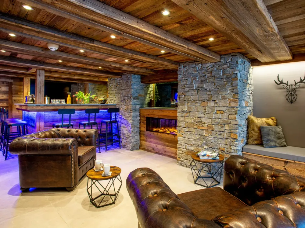 Salon/Bar