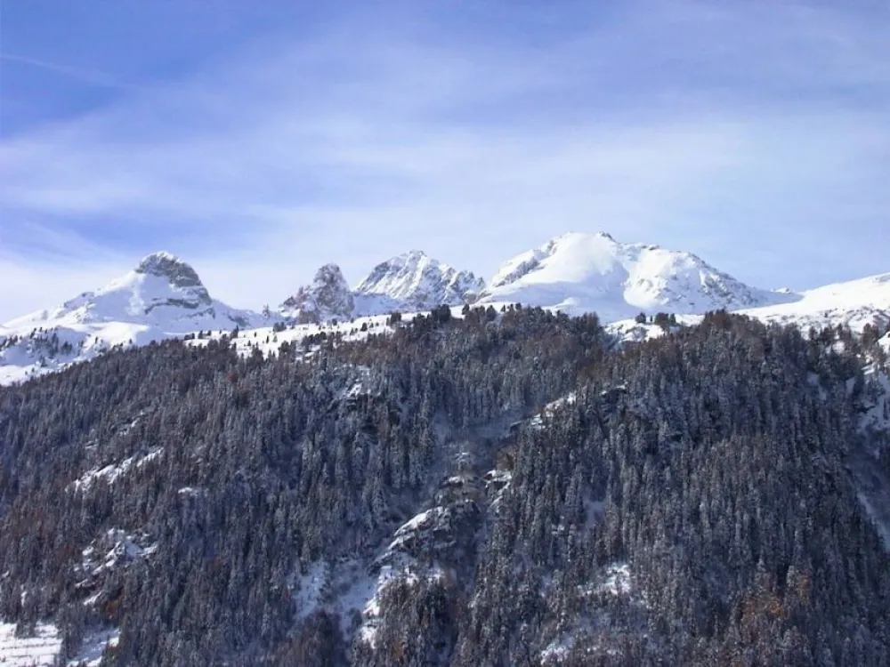 Vue des montagnes face à l'appartement, l'hiver