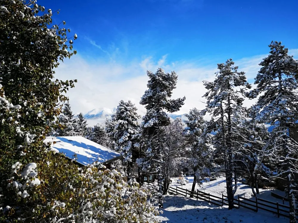 Vue de la terrasse du 1er sur la chaîne du Cambre d'Aze.
Grande table pique-nique avec transats sur cette terrasse.