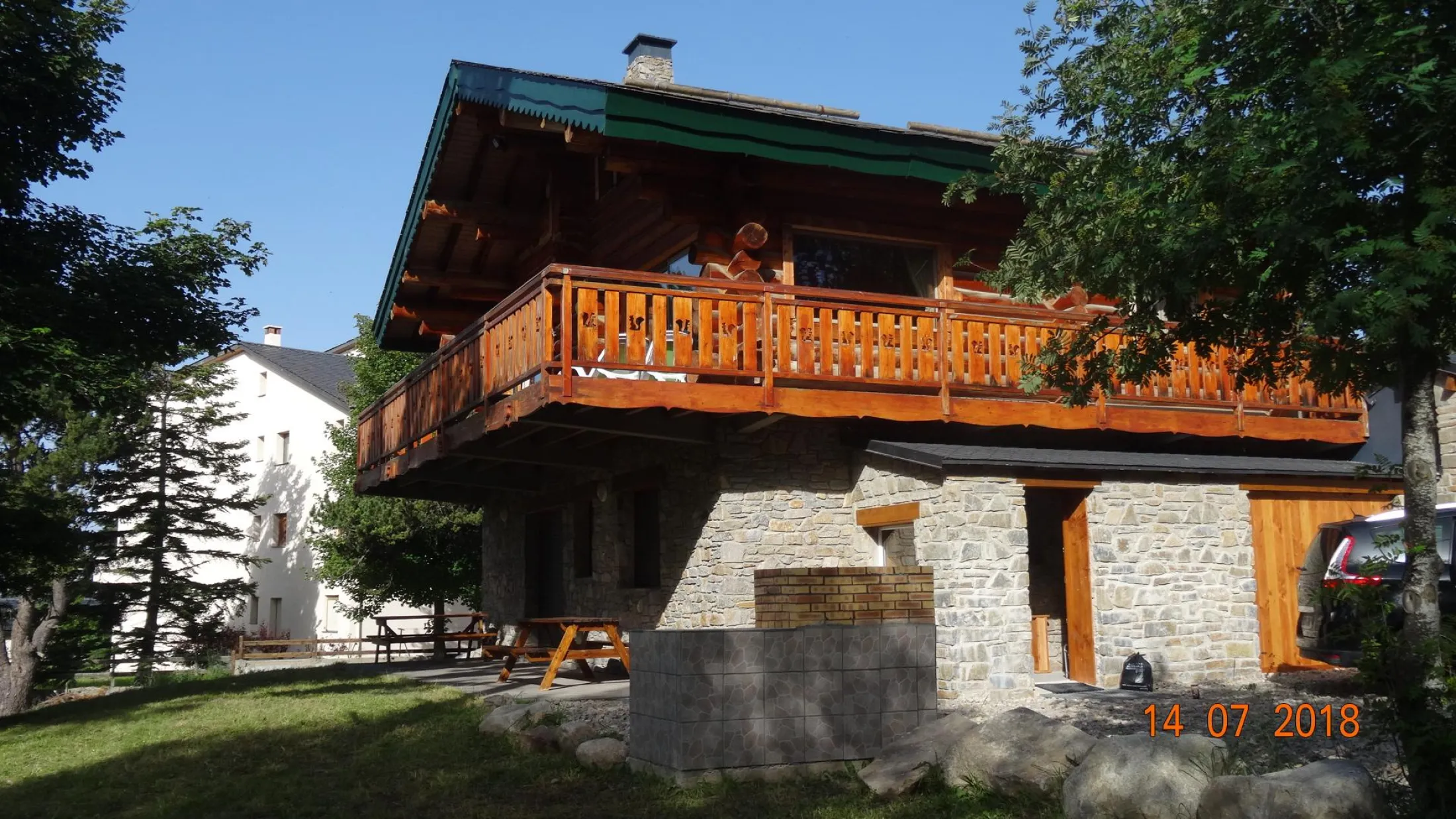 Le chalet l'été : 1200 m² de terrain (balançoire, cabane, jeux d'extérieur).