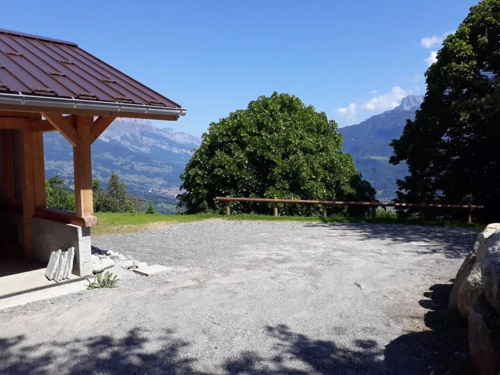 place de parking face arrière du chalet