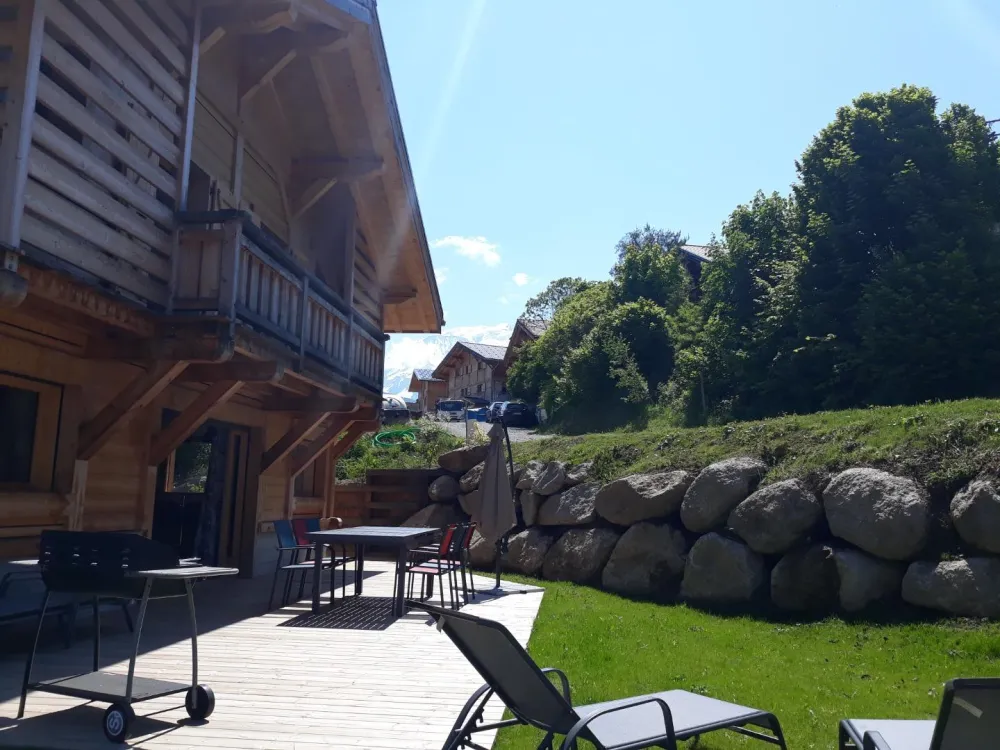 terrasse avec barbecue, table de jardin 4 chaises longues et 2 transats 