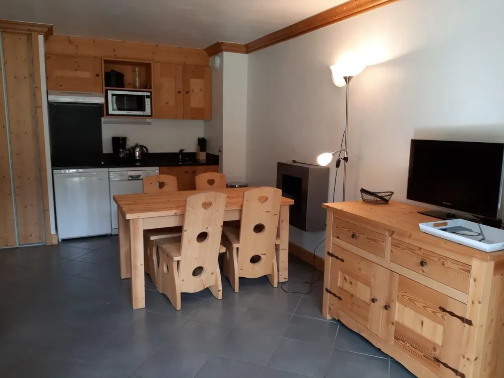 Appartement 4-6p un vrai pied de piste hiver et pleine verdure l'été