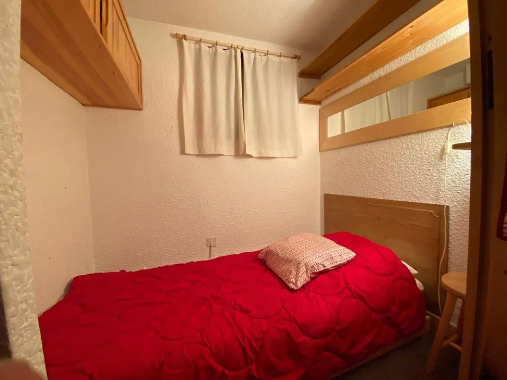 Petit chambre avec lit simple, idéale pour enfant.