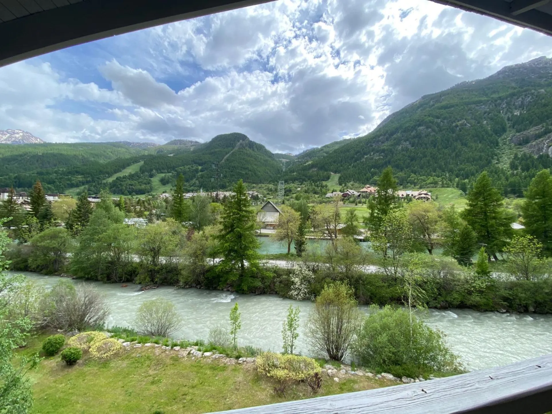 Magnifique vue sur la Guisane et les montagnes