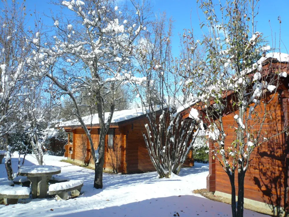 Touchant l’enclave espagnole de Llivia, curiosité historique, situé à 6 km de la frontière espagnole, 11 km de Font-Romeu, 40 km de l’Andorre, Estavar est entouré des stations de ski et des domaines nordiques des « Neiges Catalanes »