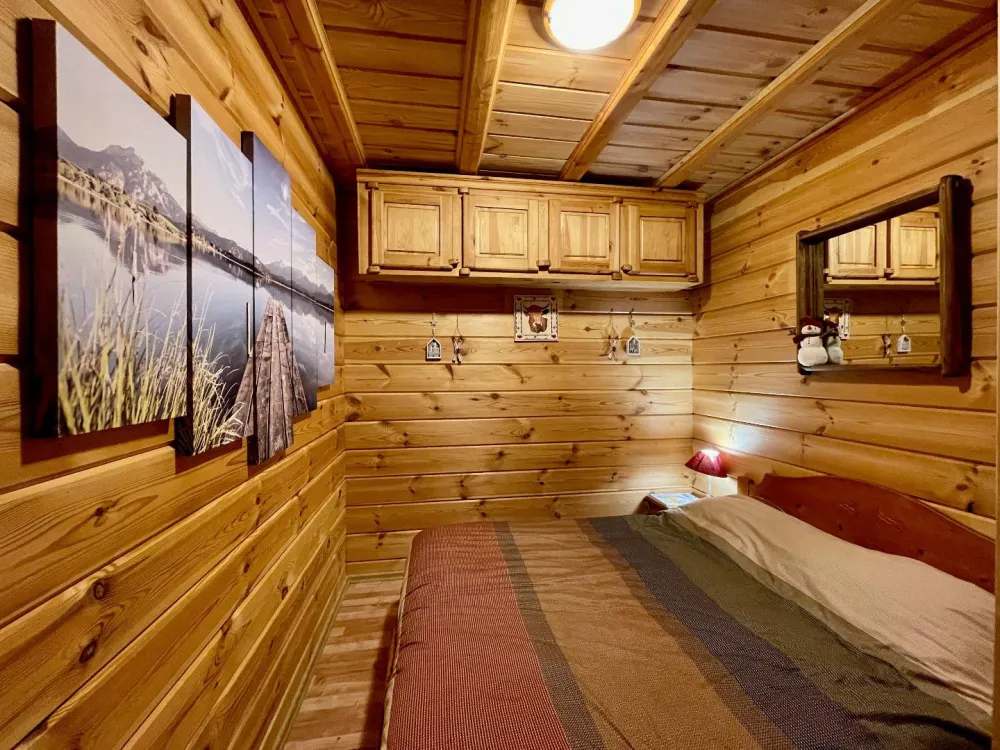 Master bedroom on ground floor. Bed 140 x 190cm. New mattress and mattress topper (end 2024).
