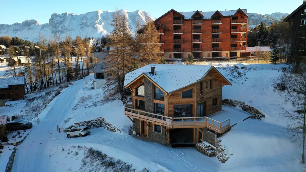 Le  chalet est situé au coeur de la station, à 3mites à pieds des commerces et du départ des pistes