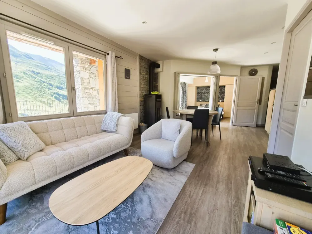 Prestige 3 vallees les menuires les bruyeres  ski aux pieds 4 personnes 53 m2 possible 12 pers 2 appartements