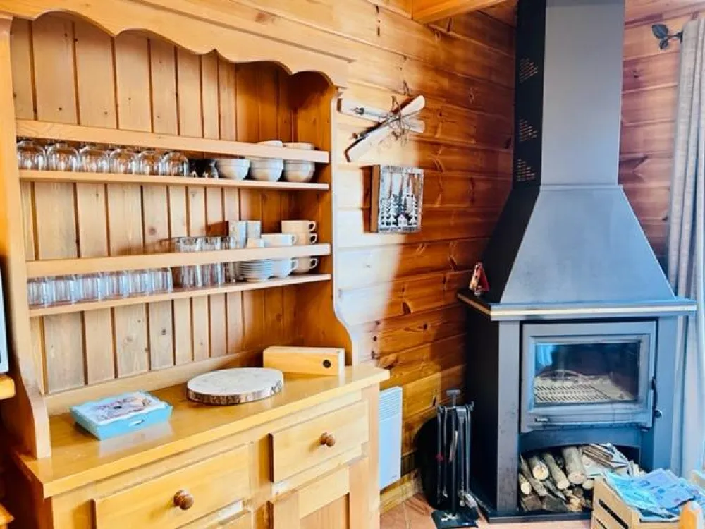 Buffet contenant tous les éléments de cuisine nécessaire pour passer un bon séjour en famille ou entre amis
