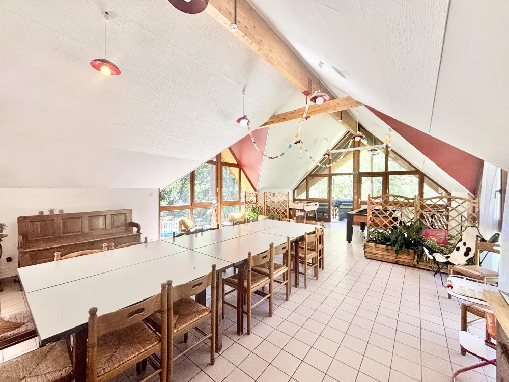 Une immense pièce de vie lumineuse, pensée pour se retrouver et partager des moments chaleureux.

Une grande table conviviale permettant de rassembler tous vos invités autour d’un même repas.

Une superbe cuisine professionnelle entièrement équipée, i