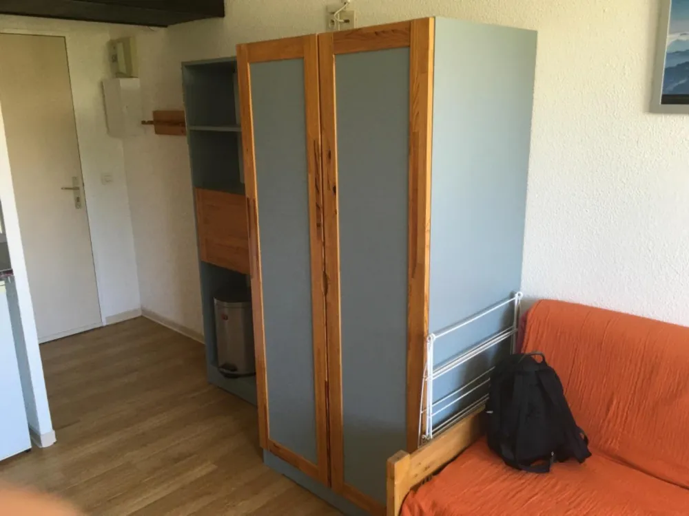 Vue sur la porte d’entrée armoire et coin bureau