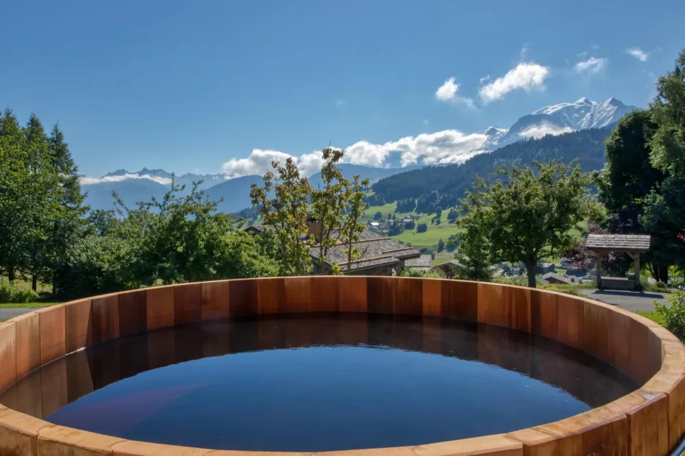 Bienvenue dans votre chalet à Megève dans le magnifique hameau d'Ormaret.  Le SPA est un authentique bain nordique. L'eau chaude à 36 degrés face au Massif du Mont Blanc, 