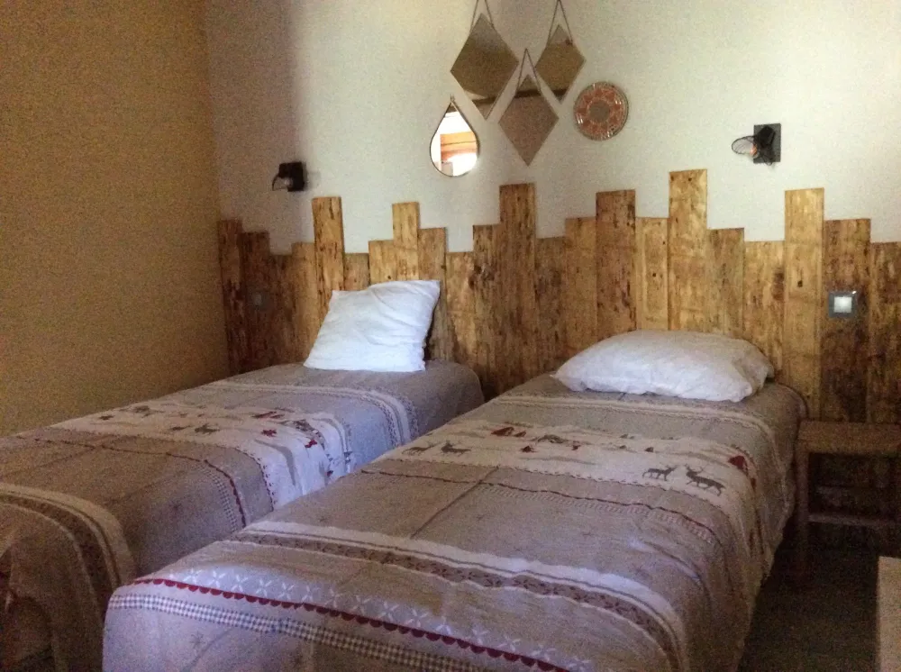 2 lits jumeaux de 80 / 200 . Suivant les besoins, nous avons soit un grand lit ou 2 petits lits 