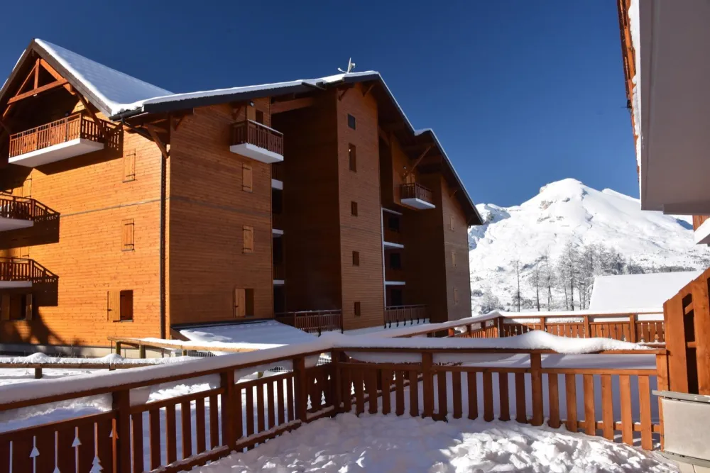La grande terrasse de 40 m2 plein Sud enneigée en hiver