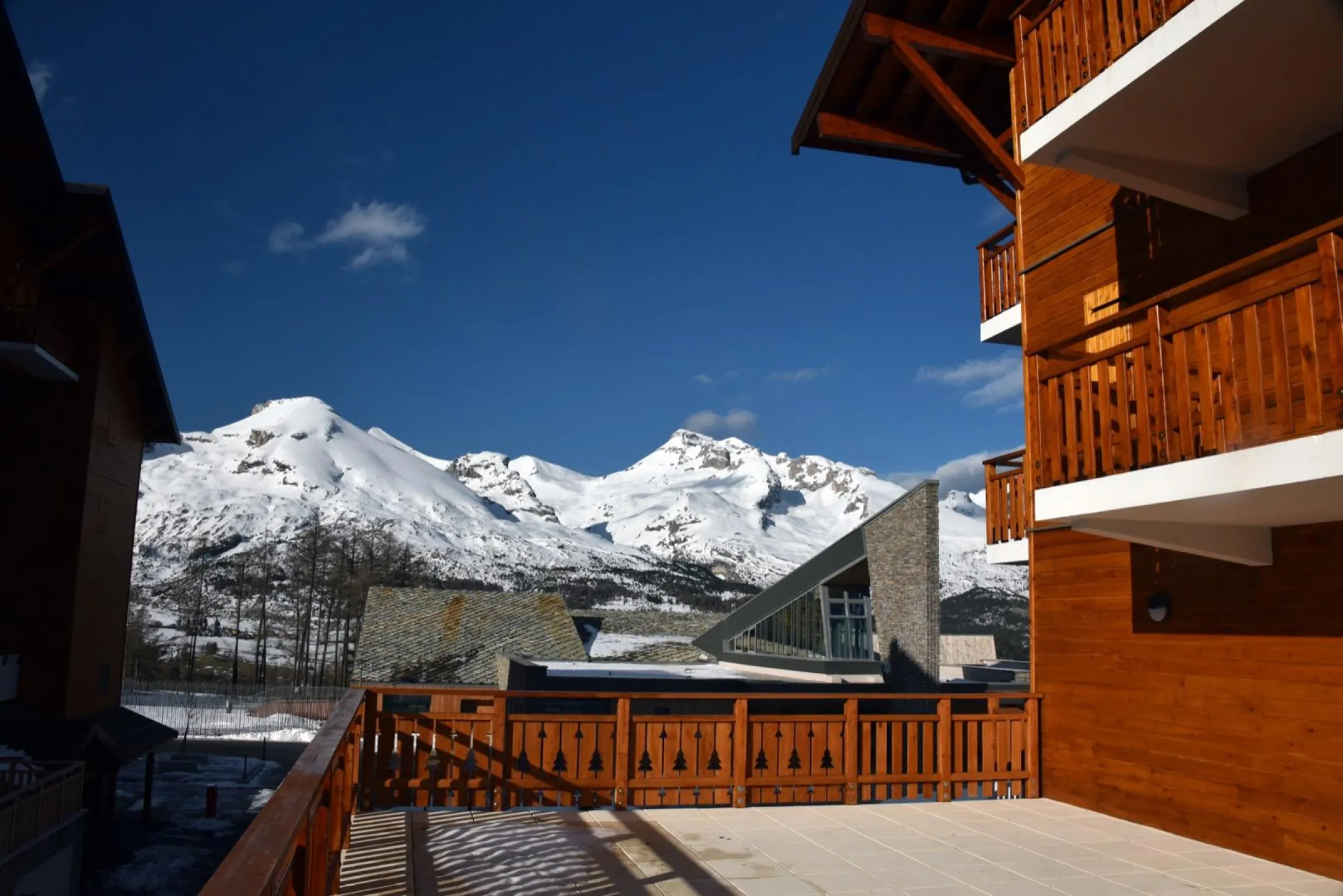 La grande terrasse plein sud 40 mètres carrés au début de l'été
