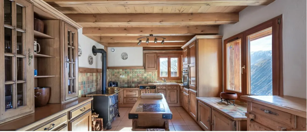 Cuisine entièrement équipée avec même une cuisinière à bois.