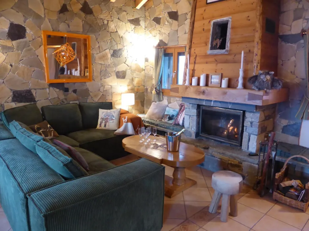 Le salon. Dans l'esprit savoyard avec la pierre, le bois et la cheminée avec insert