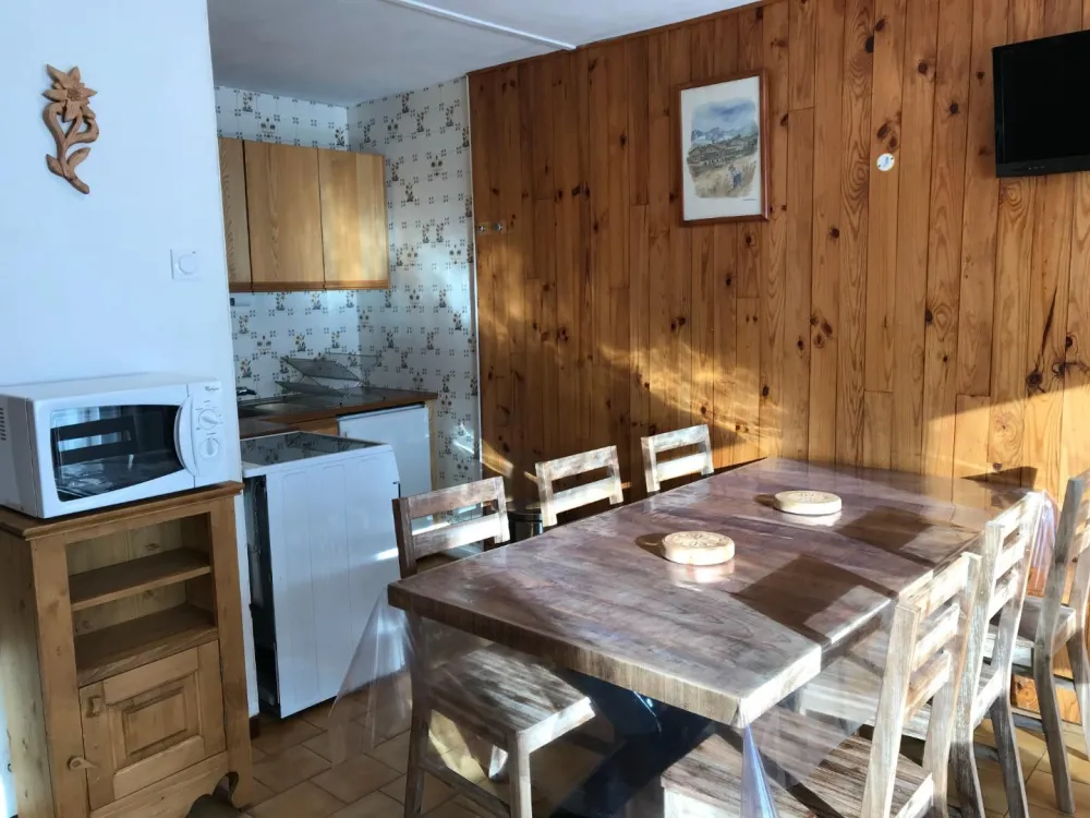 Espace séjour, coin cuisine.