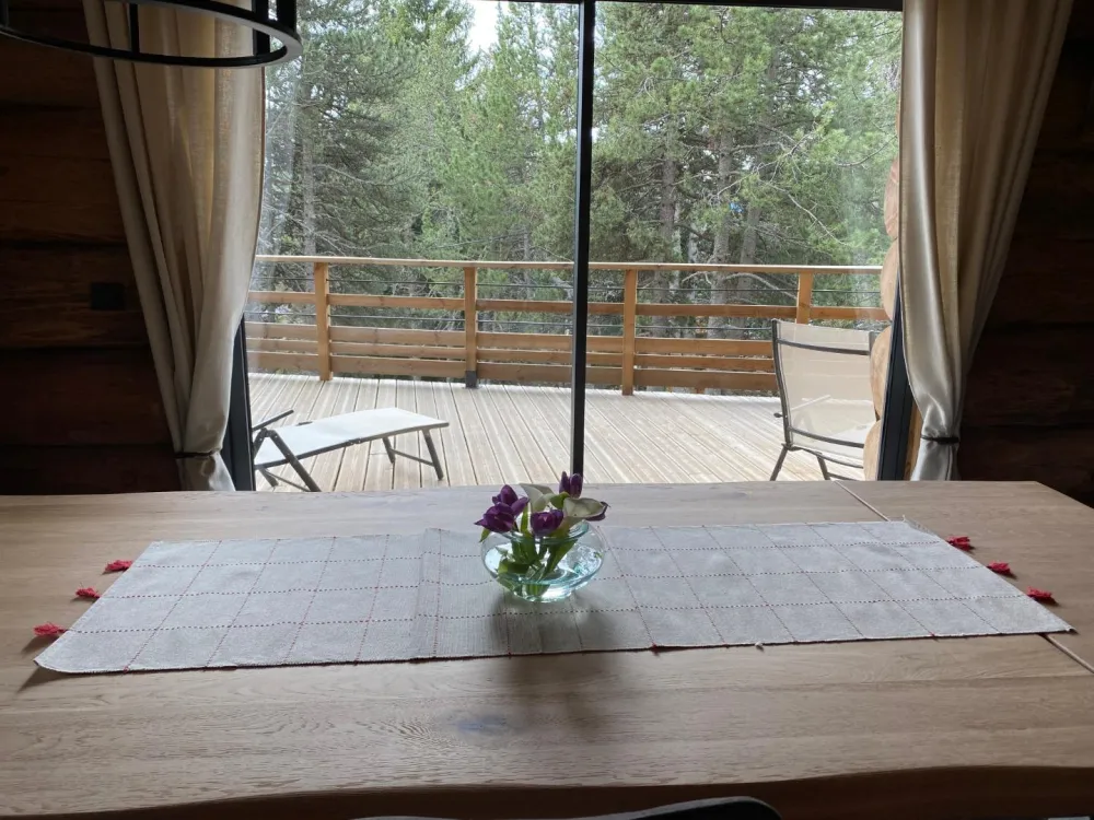 Salle à manger et vue sur terrasse