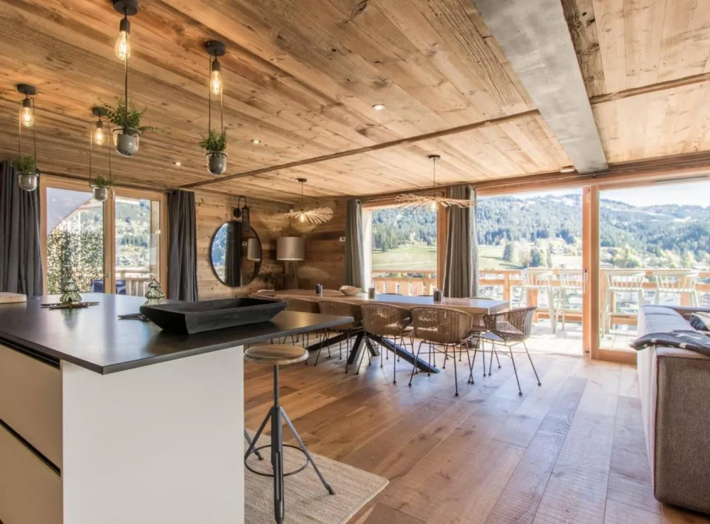 Salle à manger avec vue panoramique sur la montagne et les pistes de ski. Domaine Les Gets, Portes du soleil.