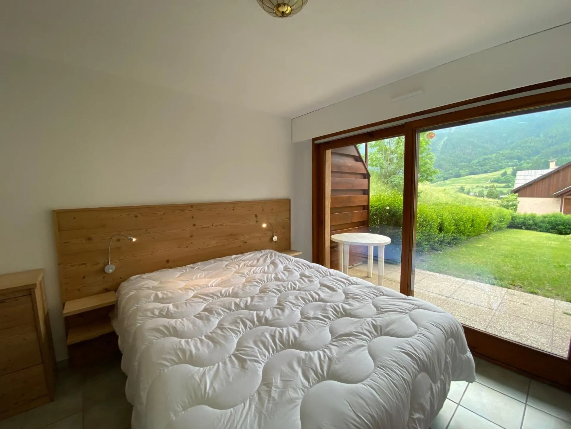 Bessa - vue degagee sur les montagnes et jardin