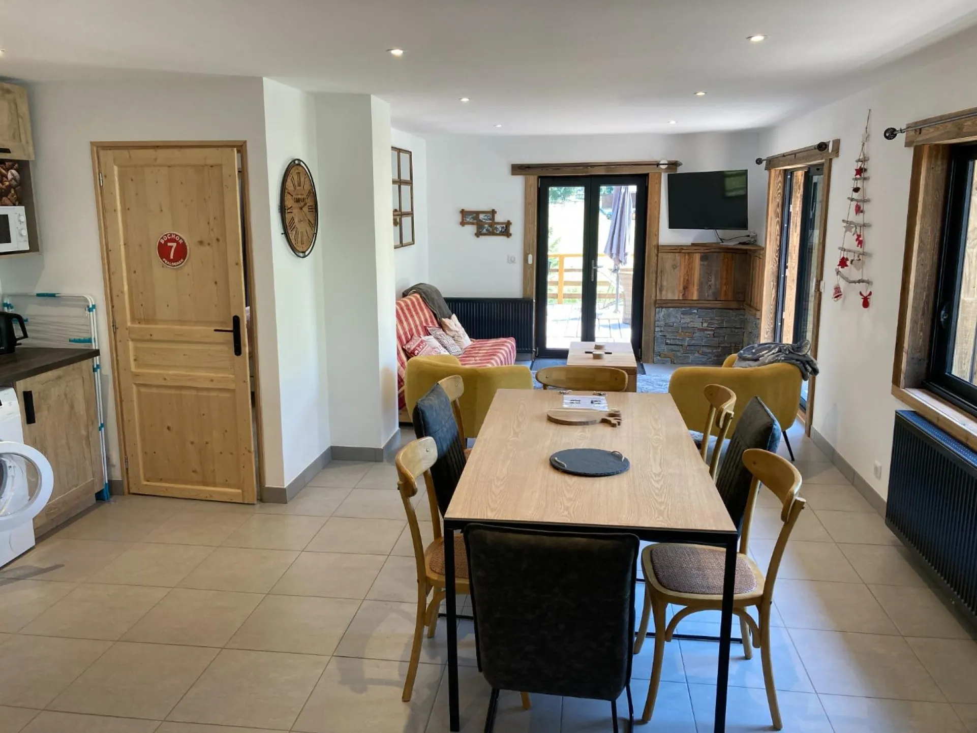 Salle à manger et salon donnant sur la terrasse plein SUD