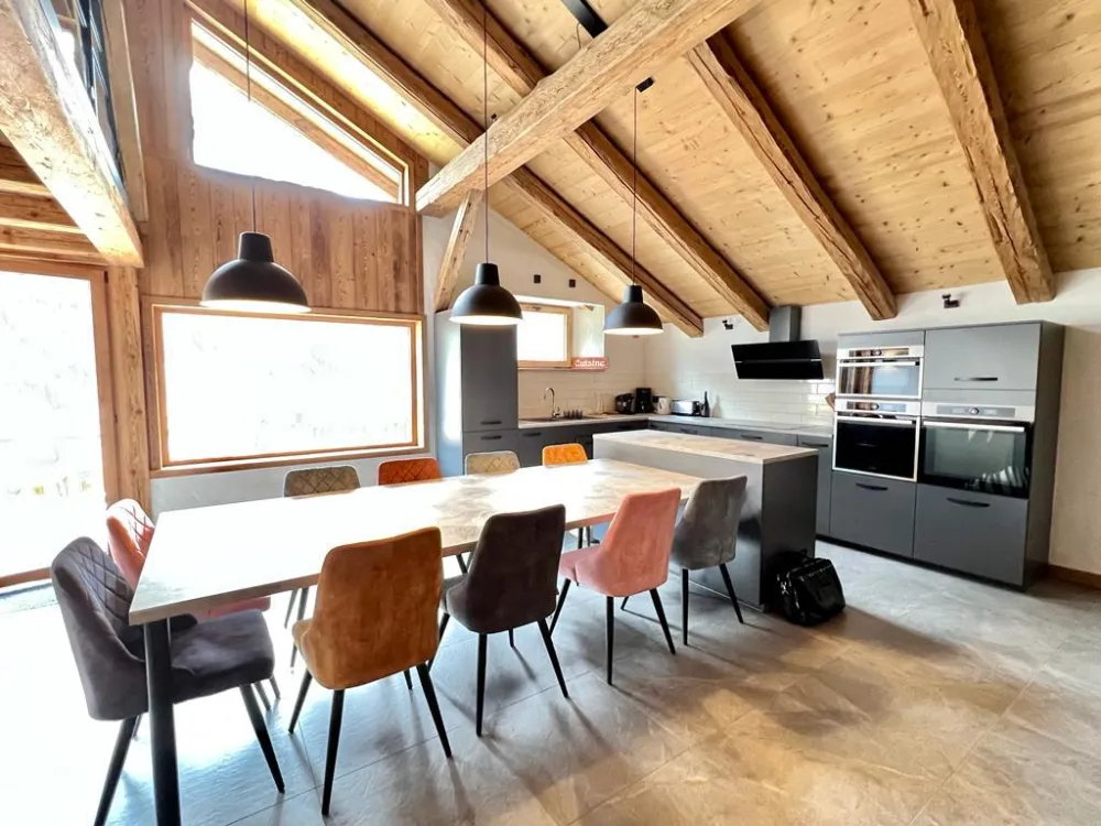 Cuisine équipée, et espace de repas