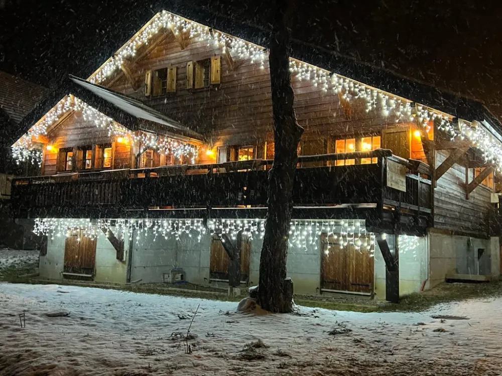 Chalet la nuit. Hiver